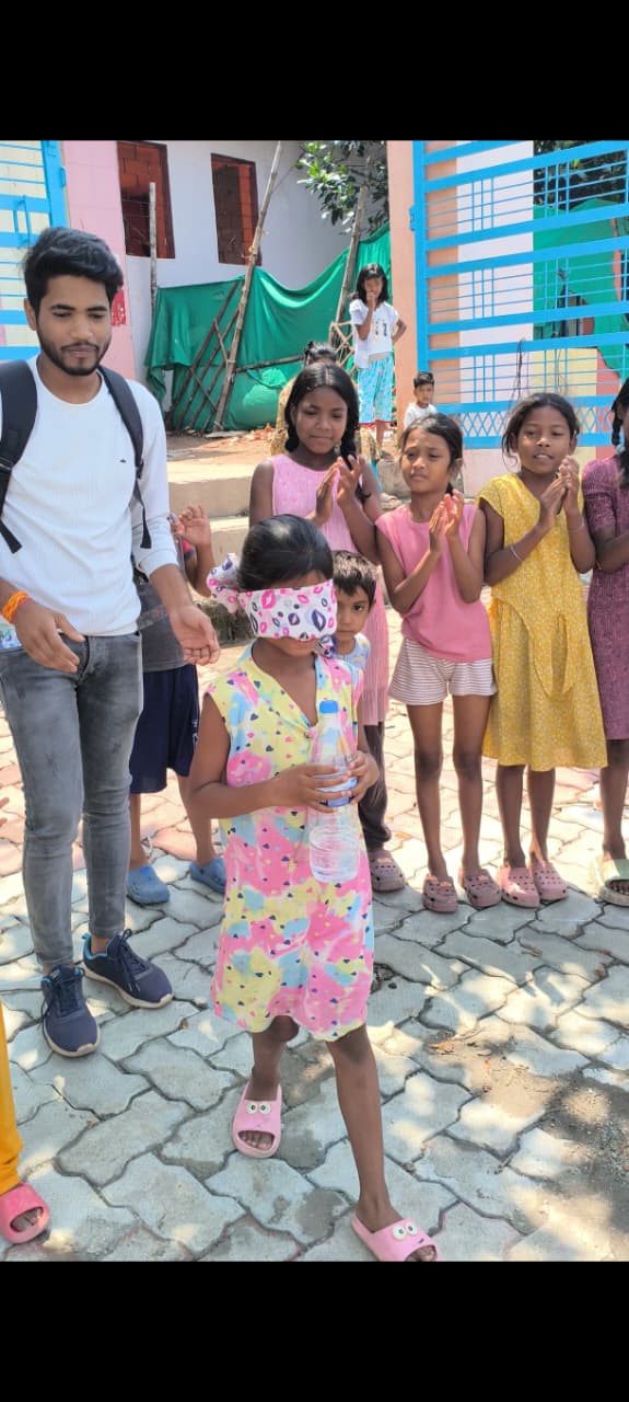 छोटे बच्चे… लेकिन सपने बहुत बड़े ❤️✨ कोई Doctor 👨‍⚕️ कोई Police 👮 कोई Army Officer 🇮🇳 तो कोई Cricketer 🏏 बनना चाहता है। इन बच्चों की आँखों में ही भारत का भविष्य बसता है